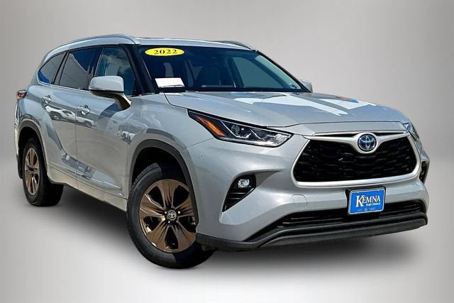 2022 Toyota Highlander Hybrid XLE Bronze Edition in Gray — front three-quarter view