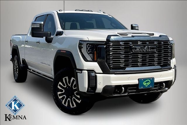 2024 GMC Sierra 2500HD 4WD Crew Cab Standard Bed Denali Ultimate in White Frost Tricoat — front three-quarter view