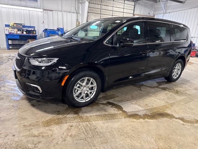 2026 Chrysler Pacifica PACIFICA SELECT in Diamond Black Crystal Pearl-Coat Exterior Paint — front three-quarter view